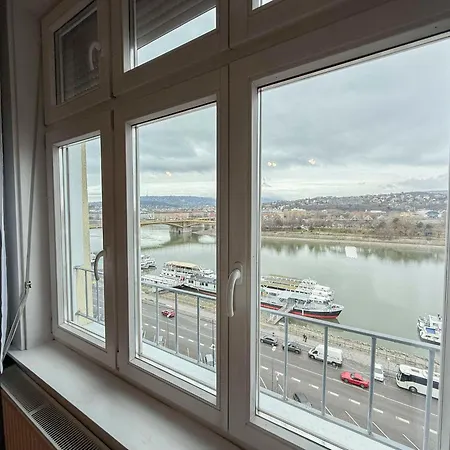 Riverside With Views Apartmán