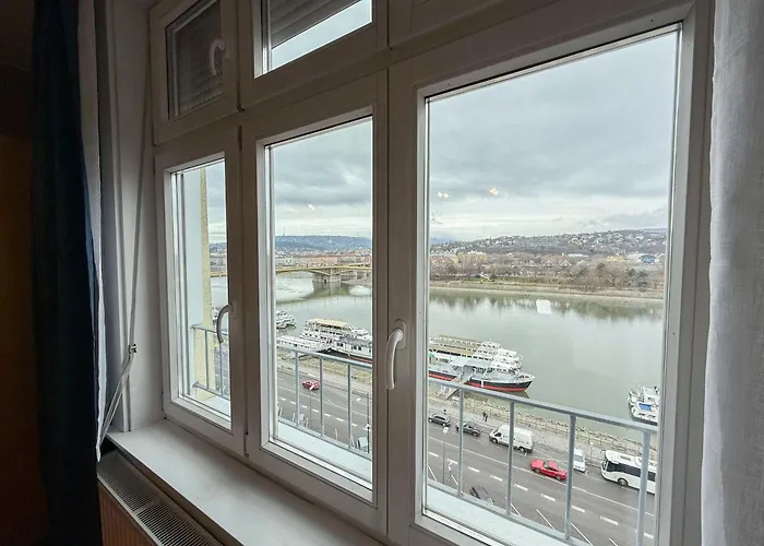 Riverside With Views Appartement