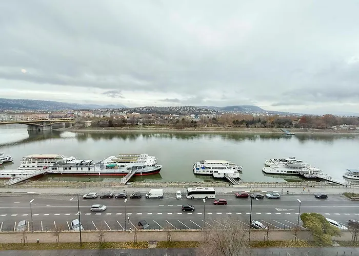 Riverside With Views * Budapest