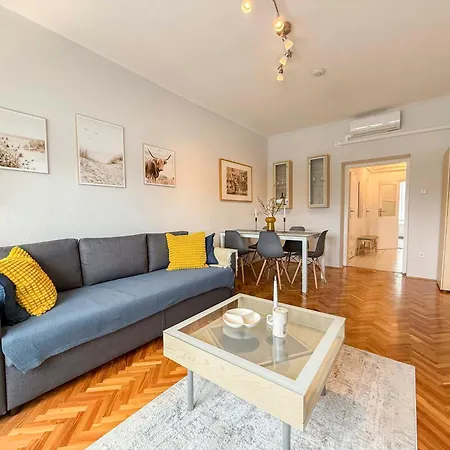 Riverside With Views Apartament *